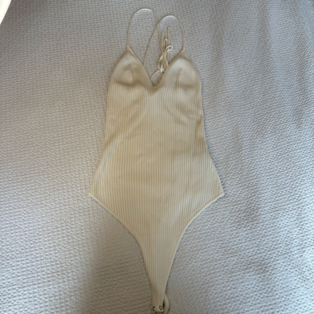 EUC Abercrombie & Fitch Ribbed V-Neck Tie Back Bodysuit | Sz M | cream